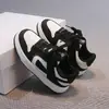 Zapatillas para niñas 2026 otoño nuevo modelo zapatillas deportivas infantiles de suela blanda zapatillas casuales para niños zapatillas transpirables de caña baja con suela blanda