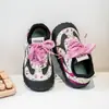 Sapatos de Treino Moral Retrô Infantil 2025 Início do Outono Novos Casuais Antiderrapantes de Sola Macia Sapatos Esportivos para Meninos e Meninas Sapatos Bebê Forrest Gump