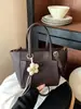 Bolso de diseño único para mujer, nuevo estilo transfronterizo 2026, bolsa de mano de alta calidad con gran capacidad, adecuado para ir al trabajo, se puede llevar en la mano, al hombro o cruzado.