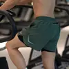 Shorts de fitness 2026, shorts esportivos soltos de secagem rápida, estilo duas peças falsas para corrida, shorts de treino protetor de três pontos masculinos, modernos