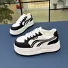 Zapatos blancos de suela gruesa para aumentar la altura para estudiantes, zapatos casuales ligeros, nuevas zapatillas deportivas versátiles de otoño 2026, zapatos casuales para mujer