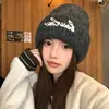 Gorro de Punto Bordado con Letras Estilo Coreano para Mujer, Otoño e Invierno, a Prueba de Frío, Cálido, Protege Orejas, Adelgaza Cara, Gorro Versátil