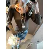 Além disso, o novo modelo de outono é uma camiseta falsa de duas peças com gola halter e colarinho henley, feita de uma mistura de Tencel e lã, MQ1738
