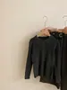 Novo look de outono para meninas: um top de tricô com gola redonda, estilo retrô e modelagem afunilada, combinado com calças largas e soltas - um conjunto de duas peças