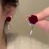 Aretes y Clips para Orejas de Fuegos Artificiales de Año Nuevo, Exquisitos y Pequeños, Diseño de Flor Roja Soñadora, Elegantes y Versátiles, Aretes de Lujo Ligero para Mujer
