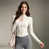 Conjunto deportivo de dos piezas para yoga para mujer: Chaqueta ajustada con cremallera y cuello alto y pantalones de tiro alto elásticos con tacto nude para entrenamientos en el gimnasio