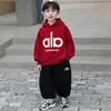 Chaqueta de béisbol acolchada para niños con forro polar Ropa de invierno 2026 Nueva sudadera con capucha elegante de invierno para bebé Conjunto de tres piezas