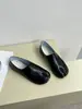 Sapatos Femininos Casco de Porco com Dedos Separados 2026 Verão Novo Estilo Sapatos Casco de Cavalo Prata Slip-On Planos Boca Rasa Sapatos Individuais