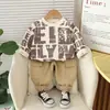 Nueva Colección de Primavera para Niños Tops con Estampado de Letras Cuello Redondo Pantalones Casuales con Estampado Conjunto de Dos Piezas Fabricante Venta al por Mayor