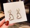 Versión coreana de pendientes para mujer, pendientes de temperamento simple que tiemblan de amor, pendientes de fábrica al por mayor.