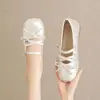 Outono 2026 Novo Estilo Ballet Francês Couro Macio Solado Macio Sapatos Femininos de Salto Baixo Antiderrapantes Fivela Laço Sapatos da Moda