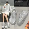 2026 Novo Solado Macio Versátil Verão Malha Confortável Respirável Sapatos de Pai para Mulheres, Tênis Casuais Leves Modernos para Mulheres