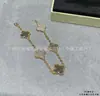 Artículo popular para transmisiones en vivo: Pulsera de trébol de cuatro hojas de alta gama V-gold para mujer, lujo ligero, moderna y versátil, pulsera de cinco flores de ágata y nácar chapada en 18k