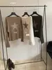 Suyo, una dulce colección de otoño que presenta un suéter tejido para mujer de estilo retro americano con patrones de estrellas, adornos de remaches y un diseño de hombro asimétrico, mangas largas y un precio de 67000