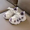 Colección Primavera/Otoño 2026: zapatos deportivos para niños, zapatos para caminar de bebé, diseño de malla transpirable, zapatillas casuales para niños y niñas, estilo moderno "dad shoes"