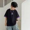 Camiseta de Manga Curta para Meninos Verão 2026 Novo Estilo Tendência de Verão Infantil Top Leve Camiseta Estilosa para Crianças Maiores