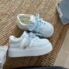 Tênis originais de sola grossa estilo coreano, novos sapatos brancos versáteis de outono 2026, tênis casuais de nicho da moda para estudantes