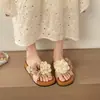 Chinelos Abertos Decorados com Flores de Fada Doce Estilo Casual para Mulheres Verão 2026 Sola Grossa Antiderrapante Versáteis Sandálias de Exterior