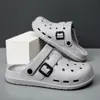 Estoque de liquidação sapatos masculinos perfurados, novo modelo de verão, chinelos fechados antiderrapantes para uso externo, sandálias casuais de uso duplo para ambientes internos