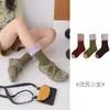 1742 Calcetines infantiles al por mayor, nuevos estilos otoño/invierno, con un diseño único de flecos, longitud a media pantorrilla, hechos con algodón peinado y construcción sin costuras, para niñas