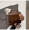 Mochila de Mano Retro de Alta Calidad para Mujer Otoño e Invierno 2026 Nueva Bolsa de Viaje para Estudiantes Bolso Cruzado Versátil de un Solo Hombro