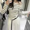Top de malha assimétrico listrado color-block de um ombro para mulheres, novo estilo coreano elegante de ombro a ombro, outono e inverno de 2026
