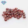 Gema Huagang de doble agujero, redonda, color rojo granada, doble superficie de tortuga, circón, piedra desnuda con superficie de celosía perforada, gema artificial de circonita cúbica