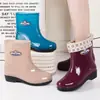 Botas de lluvia para mujer de media pantorrilla suela gruesa resistentes al desgaste antideslizantes zapatos de agua para mujer adulta zapatos de agua para cocina zapatos de goma de algodón tubo corto