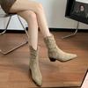 2024 Novas Botas Chelsea de Camurça Marrom Cano Médio Botas Plissadas Bico Fino Salto Grosso Botas Curtas Femininas Outono e Inverno