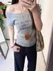 Camiseta de punto gris con estampado de letras, estilo coreano, hombros descubiertos, manga corta para mujer, diseño chic de verano que acentúa la figura y es versátil