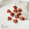 Miçangas de vidro tcheco vermelhas e pretas, penas de cor escura, coração, borboleta e pequenas flores, materiais DIY para pulseiras artesanais