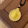 Loja de Ouro Mesmo Estilo Areia Dourada Método Antigo Diamante Incrustado Deus da Riqueza Amarelo Pingente, Unissex Cinco Vias Deus da Riqueza Ouro de Imitação Joias Atacado