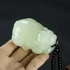 Ornamento de Mão Pixiu de Jade Branco Imitação de Jade Hetian Feito de Material Mongol, Peça de Mão do Deus da Riqueza, Escultura em Jade para Venda no Atacado para Fontes de Transmissão ao Vivo
