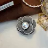Elegante Broche de Pérola Camélia Estilo Chanel, Grampo Anti-Exposição de Alta Qualidade, Acessório Versátil de Uso Duplo