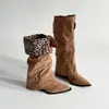Botas de montar para mujer estilo europeo y americano con estampado de leopardo y cuello vuelto, otoño/invierno 2026, de caña alta, plegables, punta fina, tacón de cuña alto, botas de moda