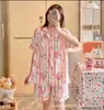 Pijama de Algodão Nuvem Tailandês para Mulheres, Estilo Coreano de Verão Desenho Animado Fofo Manga Curta Roupa de Casa, Conjunto de Duas Peças Venda por Atacado
