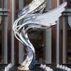 Escultura Grande de Acero Inoxidable para Exterior Marco de Galería Espejo Cepillado Metal Calado Luna Bienes Raíces Adornos Paisaje Acuático