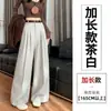 Foto real de traje de mujer de alta gama con caída, pantalones de pierna ancha para otoño 2026, con cinturón, cintura alta, plisados, adelgazantes, de pierna recta, hasta el suelo