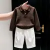 Ropa infantil coreana 2026 colección otoño/invierno nueva: Suéter de punto con cuello alto y textura en color café y pantalones blancos rectos de moda para niños