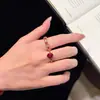 Anillo Cruzado de Fila de Rubíes y Diamantes Estilo Little Red Book Anillo Huevo Cuadriculado Ovalado de Lujo Accesible para Mujer Gama Alta