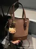 Bolso con Estampado de Leopardo para Mujer Otoño e Invierno 2025 Nuevo Versátil Diseño de Nicho Bolso de Hombro Cruzado Popular Bolso Cubo Portátil
