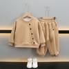 Conjunto de Sete Botões Infantil Primavera e Outono 2026 Novo Estilo Coreano Fresco e Estiloso Conjunto Casual Duas Peças para Bebês