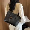 Bolsa de Mujer de Venta Caliente Transfronteriza Bolso Tote Retro de Personalidad a la Moda Mujer 2026 Nuevo Bolso de Hombro Casual para Viajes Estudiantes Mujer