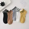 Zhuji meias masculinas e femininas preto e branco cor sólida desodorante meias absorventes de suor boca rasa lado baixo respirável meias brancas fornecimento por atacado