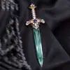 Broche de Espada Full Diamond Brillante de Trabajo Pesado Lujo Ligero para Mujer Nicho de Gama Alta Único Hermoso Pin Accesorios para Abrigo Chaqueta