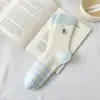 Meias Femininas Listradas Bordadas Estilo Coreano Frescas e Simples, Meias de Algodão Leve Compressão Cano Médio Primavera e Verão, Meias Slouch Fofas de Desenho Animado Sem Costura