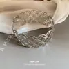 Pulsera Ancha Redonda Hueca de Metal de Venta Caliente Europea y Americana Brazalete Exagerado Único Sentido de Diseño de Moda Joyería de Mano de Nicho para Mujeres