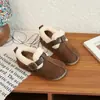Zapatos tipo Birkenstock de suela blanda y forro de felpa para niñas, nueva colección de invierno 2026, zapatos infantiles elegantes con suelas suaves y zapatos de algodón mullidos para bebés niñas
