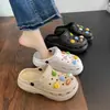 Nuevos zuecos de verano para exteriores con suela gruesa para mujer, de punta cerrada, antideslizantes, resistentes al olor, cómodos para los pies, sandalias de verano de moda para mujer