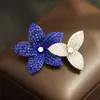 Broche acessório floral elegante e sofisticado com design intrincado, cravação sem bordas de pedras de rubi sintético e flores duplas unidas